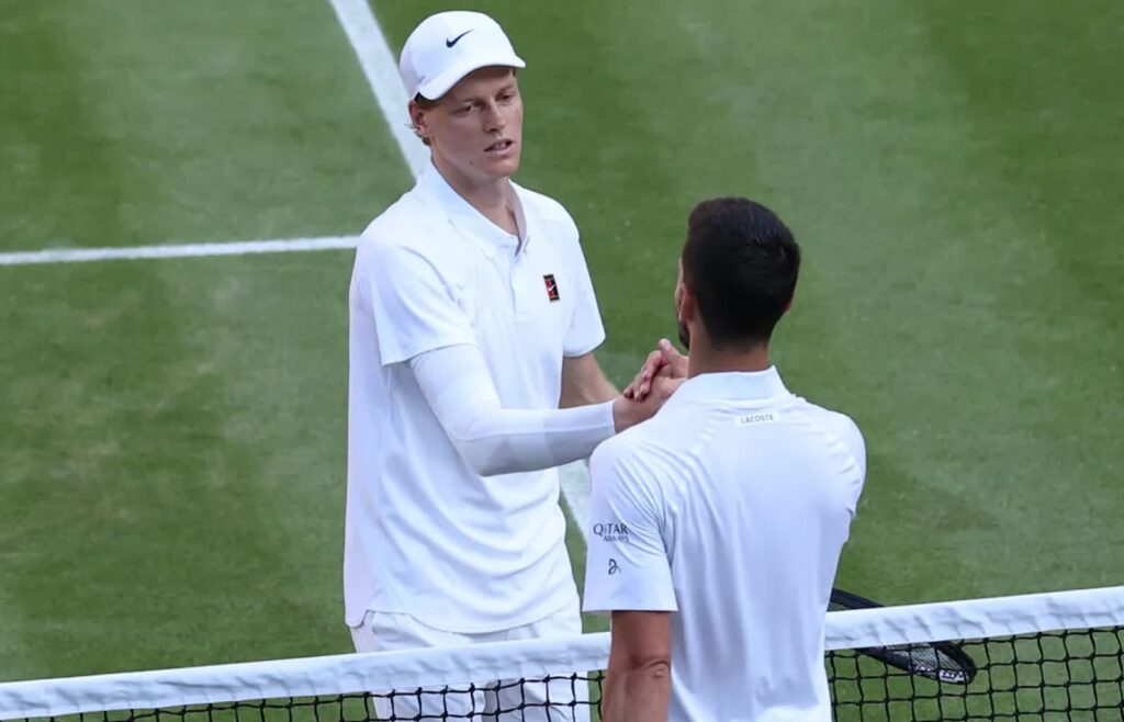 Sinner i Djokovic rezygnują. Plaga kontuzji na dużym turnieju Jannik Sinner i Novak Djokovic, fot. PAP/EPA/ADAM VAUGHAN