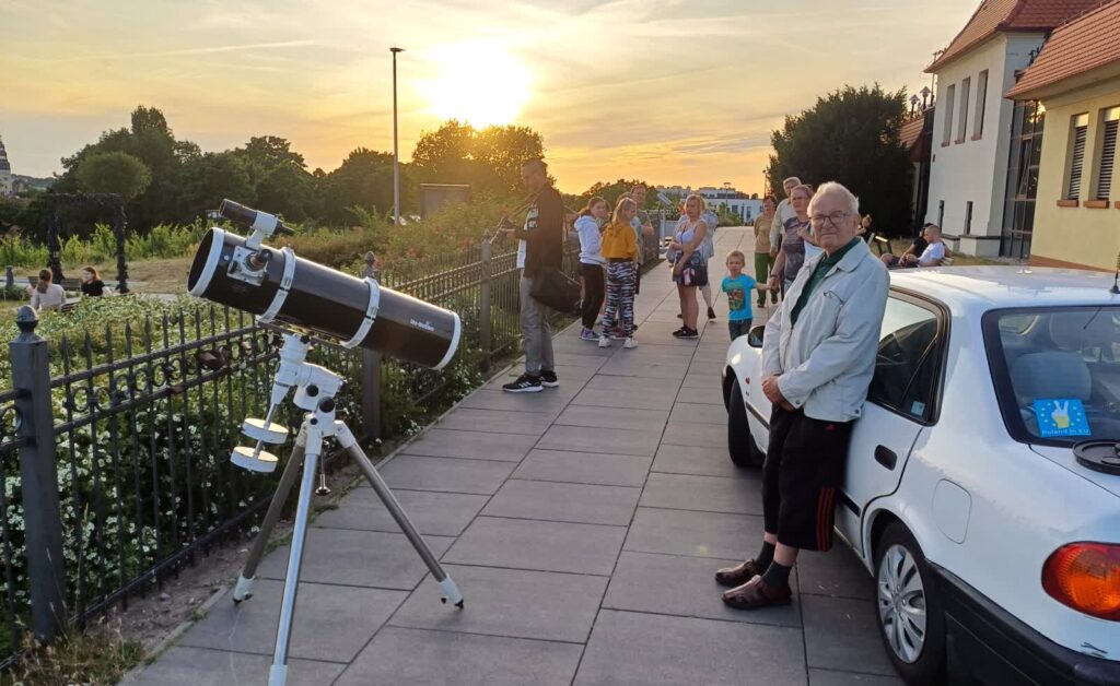 Obserwacje nieba przy Palmiarni 2 Obserwacje nieba przy Palmiarni. Na pierwszym planie Gabriel Wziętek (fot. Piotr Bakselerowicz)