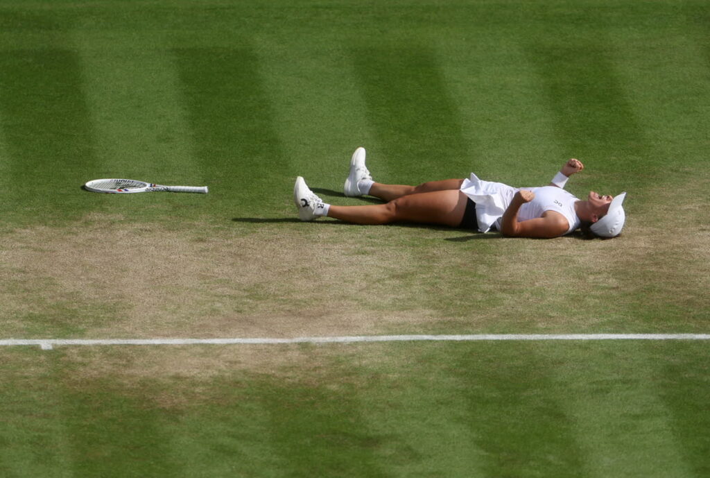 Iga Świątek w szale radości po ostatniej piłce w finale Wimbledonu (PAP/EPA/NEIL HALL)