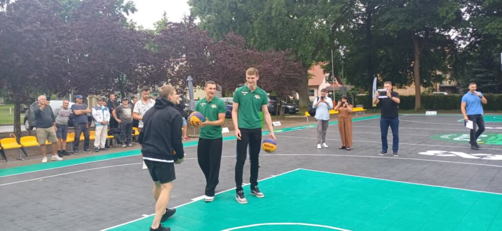 Miłosz Góreńczyk i Jakub Szumert zawodnikami Zastalu Miłosz Góreńczyk i Jakub Szumert (w zielonych koszulkach) podczas inauguracji boiska 3x3 w WOSiR Drzonków; fot. Jacek Białogłowy