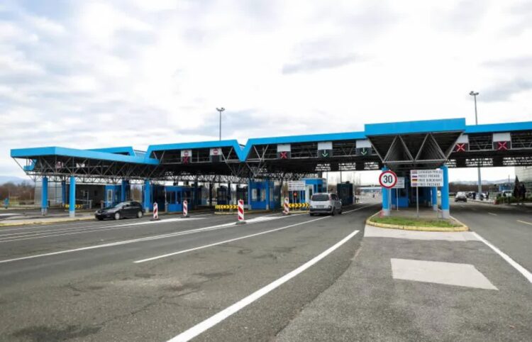 Przejście graniczne. Zdj. ilustracyjne. Fot. PAP/ Luka Stanzl/PIXSELL