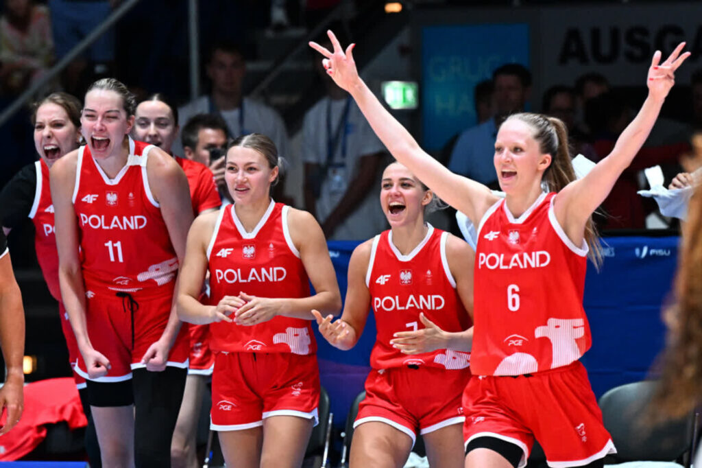 Oficjalnie: Magdalena Szymkiewicz w AZS AJP Magdalena Szymkieiwcz (pierwsza z prawej) miała powody do radości po zwycięstwie na Uniwersjadzie z Amerykankami. Ile takich powodów będzie miała w Gorzowie wraz z m.in. z Wiktorią Kuczyńską? (w środku) fot. Paweł Skraba