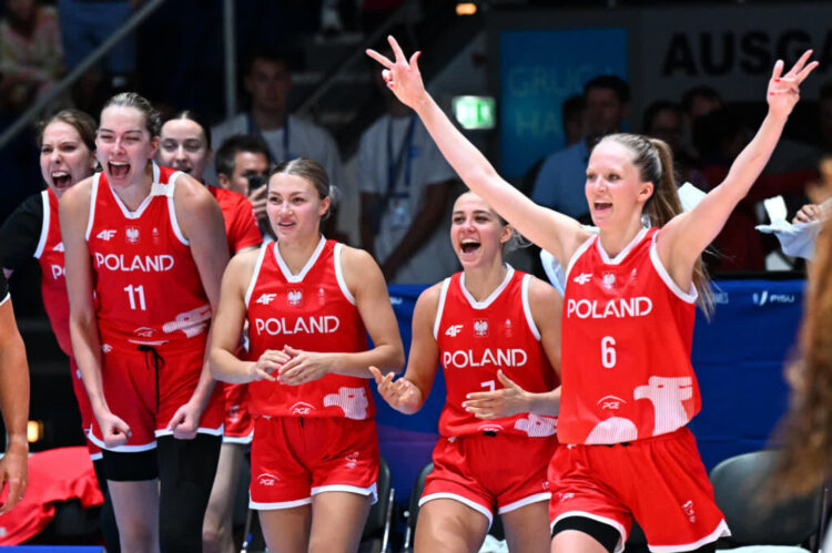 Oficjalnie: Magdalena Szymkiewicz w AZS AJP 9 Magdalena Szymkieiwcz (pierwsza z prawej) miała powody do radości po zwycięstwie na Uniwersjadzie z Amerykankami. Ile takich powodów będzie miała w Gorzowie wraz z m.in. z Wiktorią Kuczyńską? (w środku) fot. Paweł Skraba