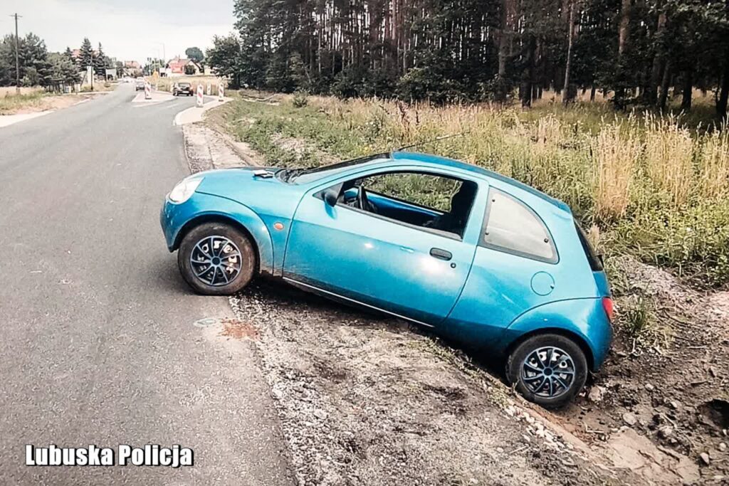 Konotop. Pijany kierowca wylądował w przydrożnym rowie (Lubuska Policja)