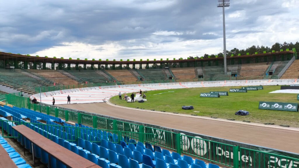 Tor przy W69 przykryty plandeką. Prezes Falubazu: śledzimy prognozy Zielonogórski tor w trakcie rozkładania plandeki; fot. Paweł Górski