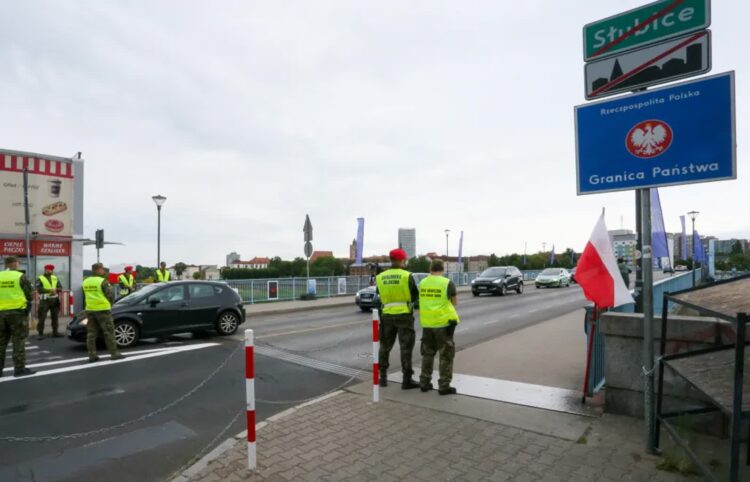 Polsko-niemieckie przejście graniczne w Słubicach, fot. PAP/Lech Muszyńśki