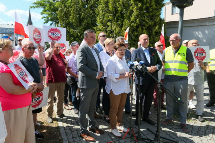 Szydło: SG i inne służby potrzebują wsparcia ze strony państwa. To musi być zdecydowana reakcja 9 Konferencja Beaty Szydło w Gubinie. Fot. PAP/Lech Muszyński