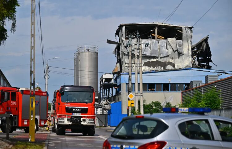 Spalona hala produkcyjna w Mińsku Mazowieckim, fot. PAP/Przemysław Piątkowski