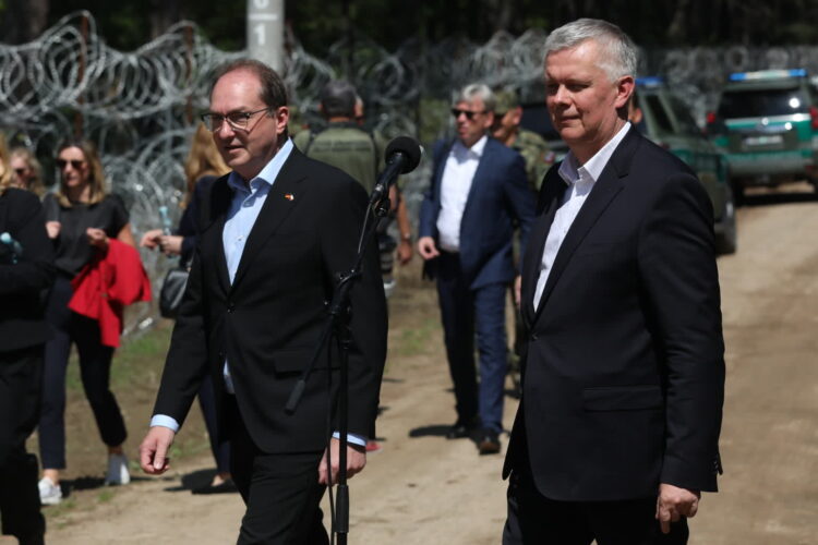 O skali nielegalnej migracji na granicy z Niemcami 9 Szef MSWiA Tomasz Siemoniak i minister spraw wewnętrznych Niemiec Alexander Dobrindt (PAP/Artur Reszko)