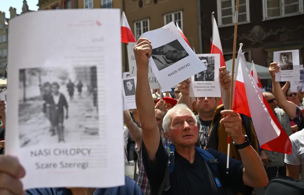 Uczestnicy manifestacji przed budynkiem Ratusza Głównego Miasta w Gdańsku. Fot. PAP/Adam Warżawa