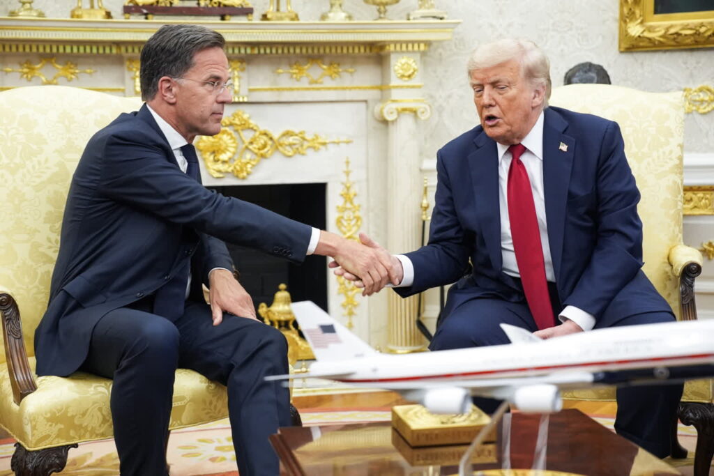 USA nie pomogą Ukrainie, sprzedadzą broń w Europie 1 Mark Rutte i Donald Trump w Białym Domu (PAP/EPA/YURI GRIPAS / POOL)