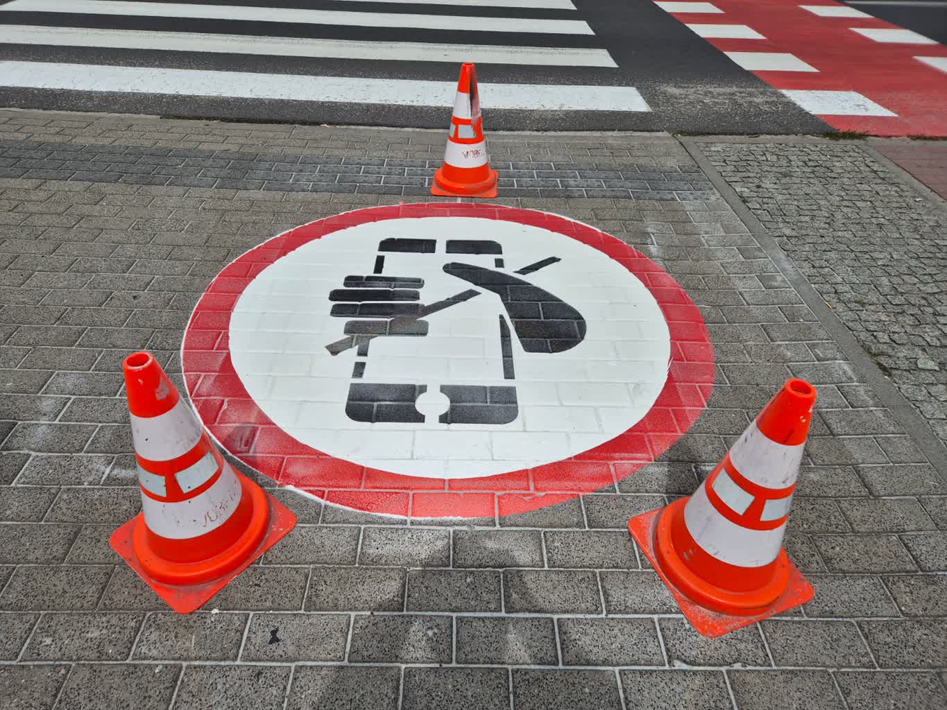 Odłóż telefon i bezpiecznie wejdź na przejście. Rysunek, który ma zwiększyć świadomość mieszkańców Radio Zachód - Lubuskie