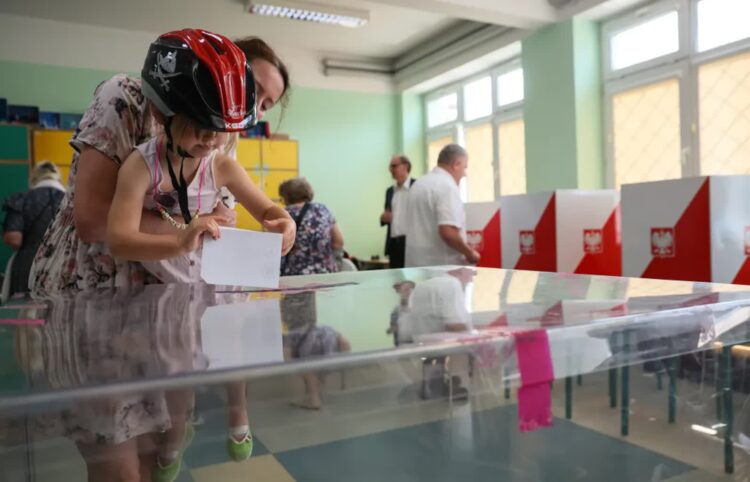 Sąd Najwyższy zajmie się ważnością wyborów prezydenta RP 9 Wybory prezydenta RP - II tura. Głosowanie w lokalu wyborczym w Warszawie. Zdj. ilustracyjne. Fot. PAP/Leszek Szymański