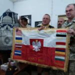 Jurek Owsiak, gen. Waldemar Skrzypczak, po lewej Ayatt, Irak 2005 fot. archiwum prywatne Marka Zielińskiego