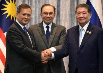 Anwar Ibrahim, Hun Manet, Phumtham Wechayachai. Fot. PAP/EPA/MOHD RASFAN