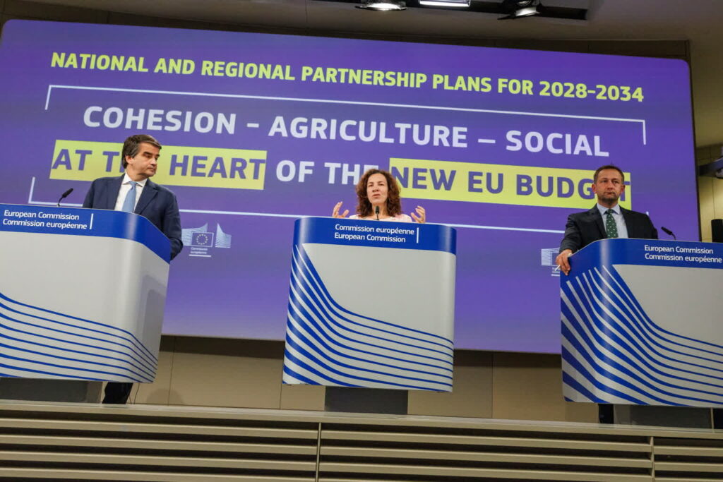 UE przedstawia projekt nowego budżetu (PAP/EPA/OLIVIER MATTHYS)