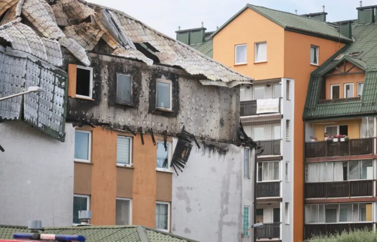 Spalone budynki mieszkalne w podwarszawskich Ząbkach Fot. PAP/Leszek Szymański