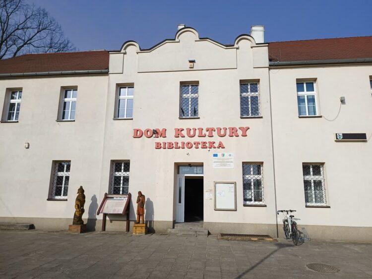 Wolontariusze wyremontowali gozdnicką galerię domu kultury 9 fot. K.Gonera