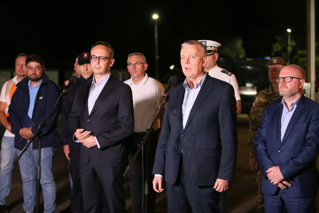 Szefowie MSWiA i MI na granicy: zaczynamy ten wielki wysiłek 9 ŚWIECKO KONTROLE NA PRZEJŚCIU GRANICZNYM Z NIEMCAMI. Fot. PAP/Lech Muszyński