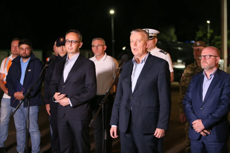 Szefowie MSWiA i MI na granicy: zaczynamy ten wielki wysiłek 9 ŚWIECKO KONTROLE NA PRZEJŚCIU GRANICZNYM Z NIEMCAMI. Fot. PAP/Lech Muszyński