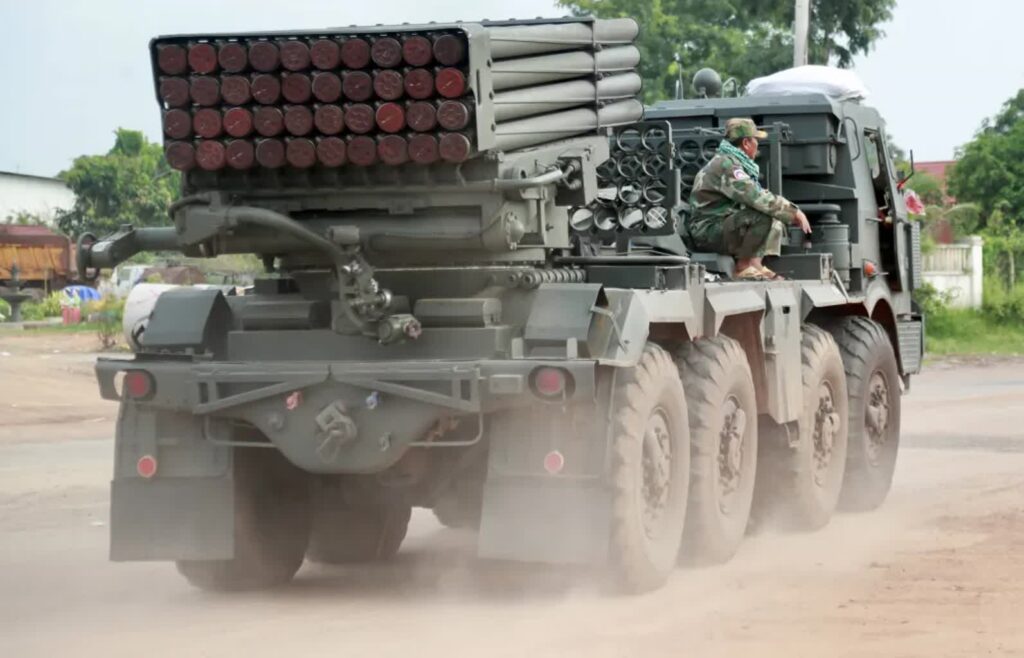 Kambodżańscy żołnierze wiozą wyrzutnię rakiet. Fot. PAP/ EPA/KITH SEREY