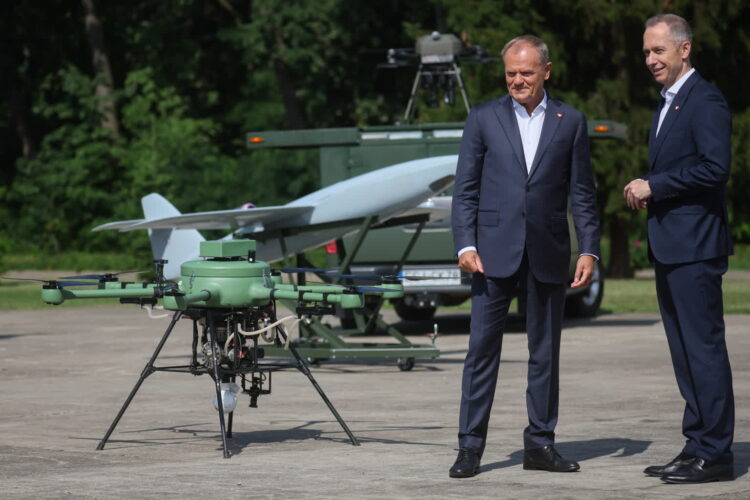 Donald Tusk i Cezary Tomczyk podczas wizyty w ITWL (PAP/Leszek Szymański)