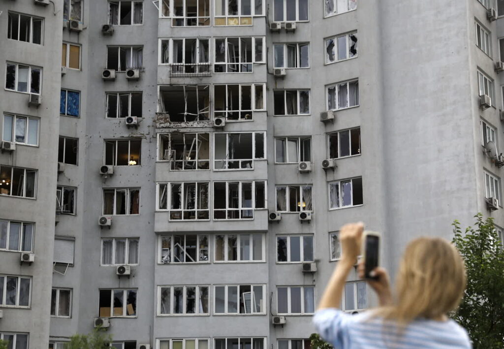 Co najmniej 20 ofiar rosyjskich ataków na Ukrainę 1 Kijów, Ukraina (PAP/EPA/SERGEY DOLZHENKO)