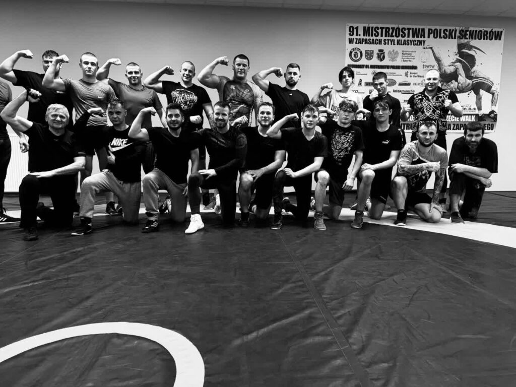 śp. Antoni Żołna (pierwszy z lewej w dolnym rzędzie) fot. Olimp Kostrzyn