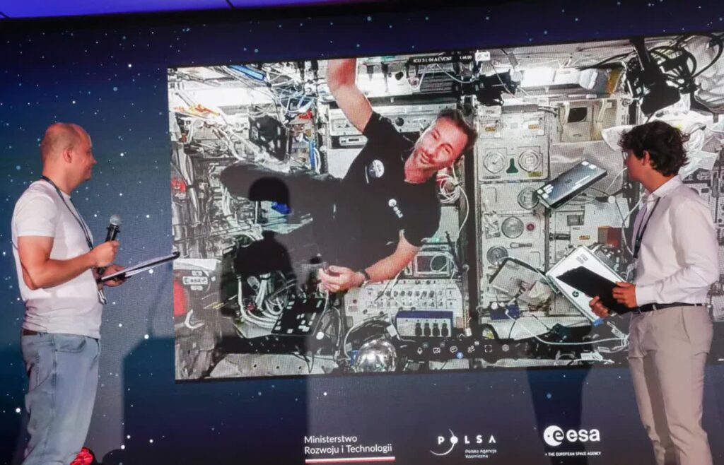 Przebywający na Międzynarodowej Stacji Kosmicznej polski astronauta Sławosz Uznański-Wiśniewski. Fot. PAP/ Marian Zubrzycki