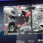 Przebywający na Międzynarodowej Stacji Kosmicznej polski astronauta Sławosz Uznański-Wiśniewski. Fot. PAP/ Marian Zubrzycki