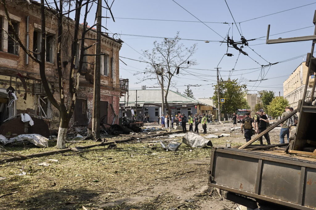Ukraina - załamanie nastrojów społecznych 1 Zniszczony Charków (PAP/EPA/SERGEY KOZLOV)