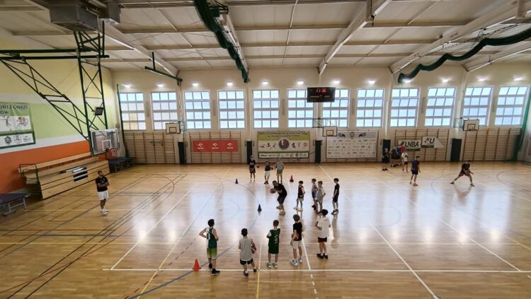 Koszykarscy adepci szkolą się podczas campu Wiktora Rajewicza 9 fot. Paweł Górski