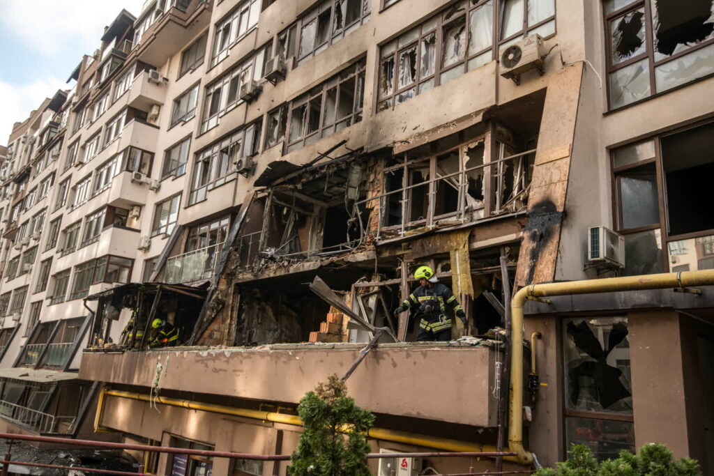 Ukraina się broni, Rosja zwodzi ws. negocjacji pokojowych Kijów dziś po rosyjskim ataku (PAP/Vladyslav Musiienko)