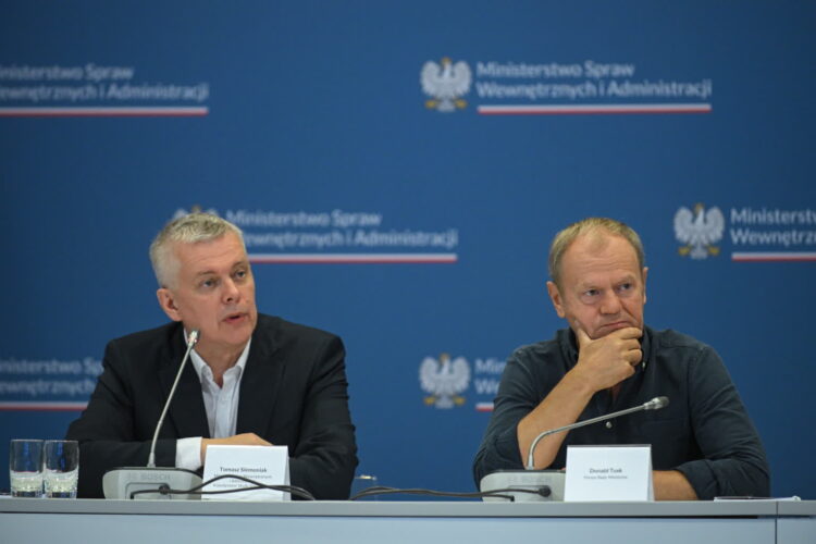 Tomasz Siemoniak i Donald Tusk podczas sztabu kryzysowego Fot. PAP/Marcin Obara