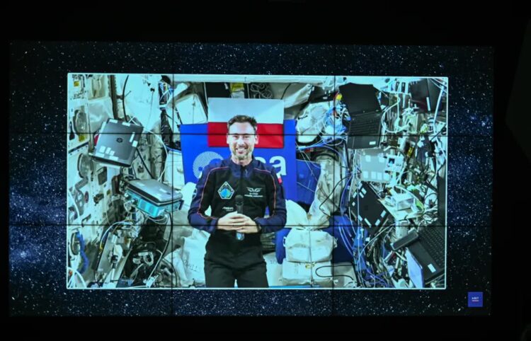 Przebywający na Międzynarodowej Stacji Kosmicznej polski astronauta Sławosz Uznański-Wiśniewski. Fot. PAP/Radek Pietruszka