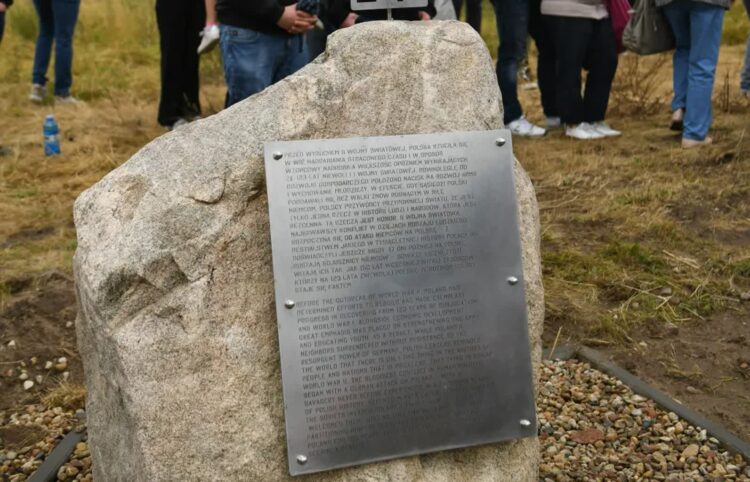 Odsłonięcie alei pamięci z 7 głazami i tablicami. Fot. PAP/Michał Zieliński