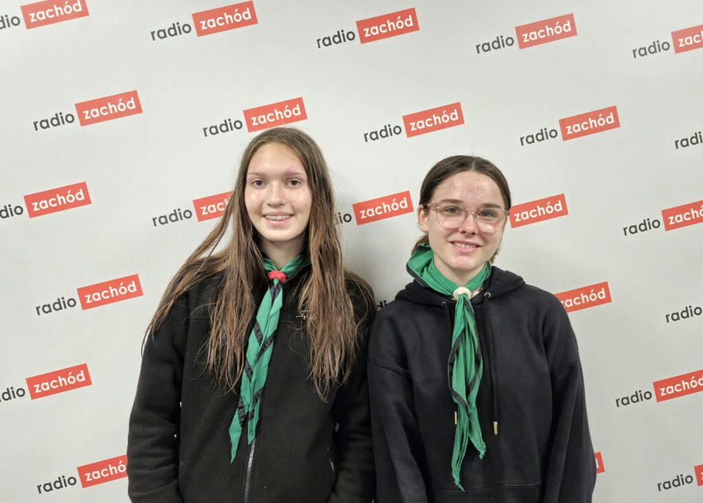 Harcerki z Wrocławia z niezapowiedzianą wizytą w Radiu Zachód Hania (po lewej) Lena (po prawej)