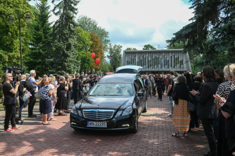 Warszawa, 28.07.2025. Pogrzeb artystki kabaretowej i aktorki Joanny Ko³aczkowskiej na Cmentarzu Wojskowym na Pow¹zkach w Warszawie, 28 bm. Artystka zmar³a w nocy z 16 na 17 bm. (ad) PAP/Marcin Obara (ad) PAP/Marcin Obara