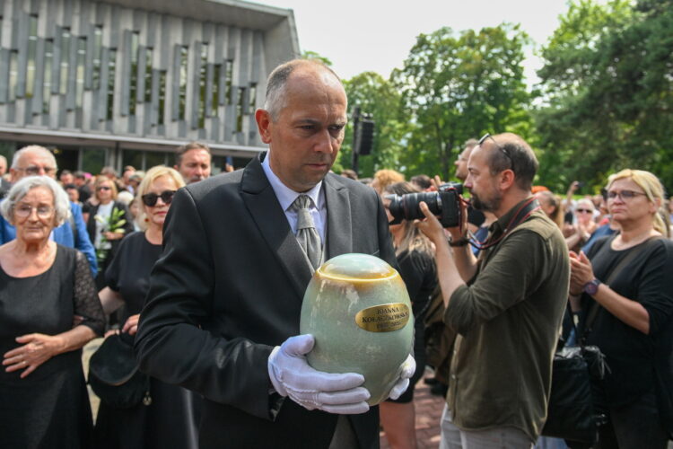 Warszawa, 28.07.2025. Pogrzeb artystki kabaretowej i aktorki Joanny Ko³aczkowskiej na Cmentarzu Wojskowym na Pow¹zkach w Warszawie, 28 bm. Artystka zmar³a w nocy z 16 na 17 bm. (ad) PAP/Marcin Obara (ad) PAP/Marcin Obara