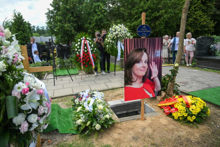 Warszawa, 28.07.2025. Pogrzeb artystki kabaretowej i aktorki Joanny Ko³aczkowskiej na Cmentarzu Wojskowym na Pow¹zkach w Warszawie, 28 bm. Artystka zmar³a w nocy z 16 na 17 bm. (ad) PAP/Marcin Obara (ad) PAP/Marcin Obara