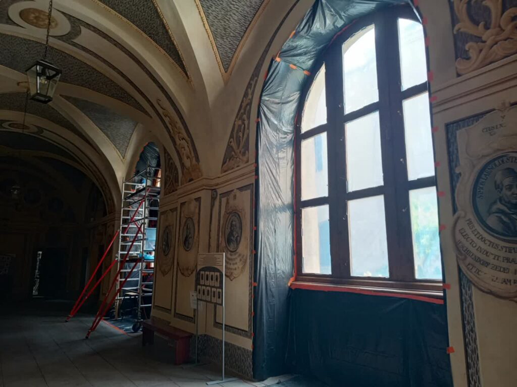 Trwa ostatni etap prac konserwatorskich w holu opackim w Żaganiu fot. K.Gonera