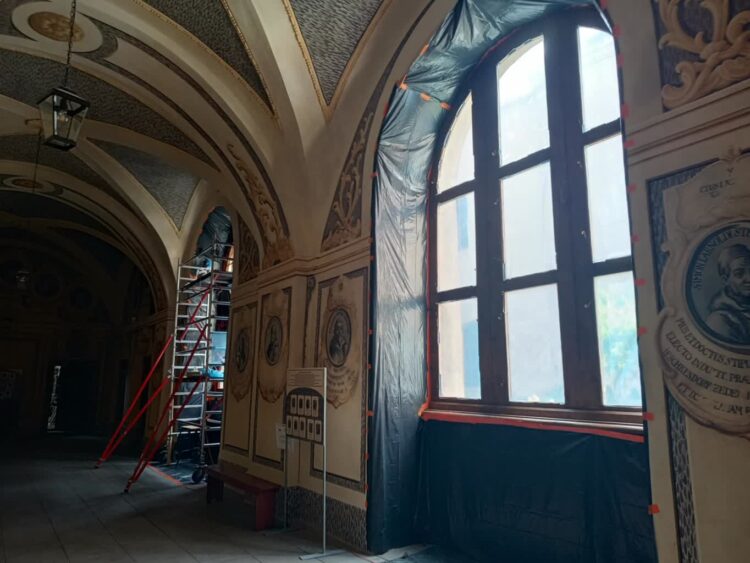 Trwa ostatni etap prac konserwatorskich w holu opackim w Żaganiu 9 fot. K.Gonera