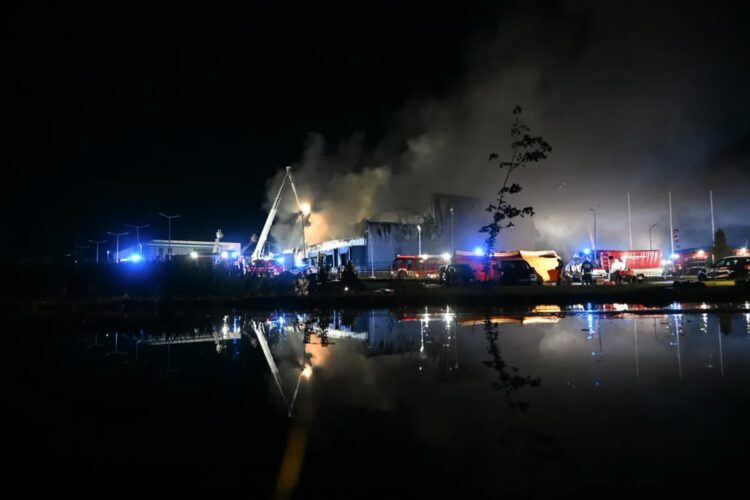 Akcja gaszenia pożaru zakładu przetwórstwa drobiowego w Kawlach Fot. PAP/Andrzej Jackowski