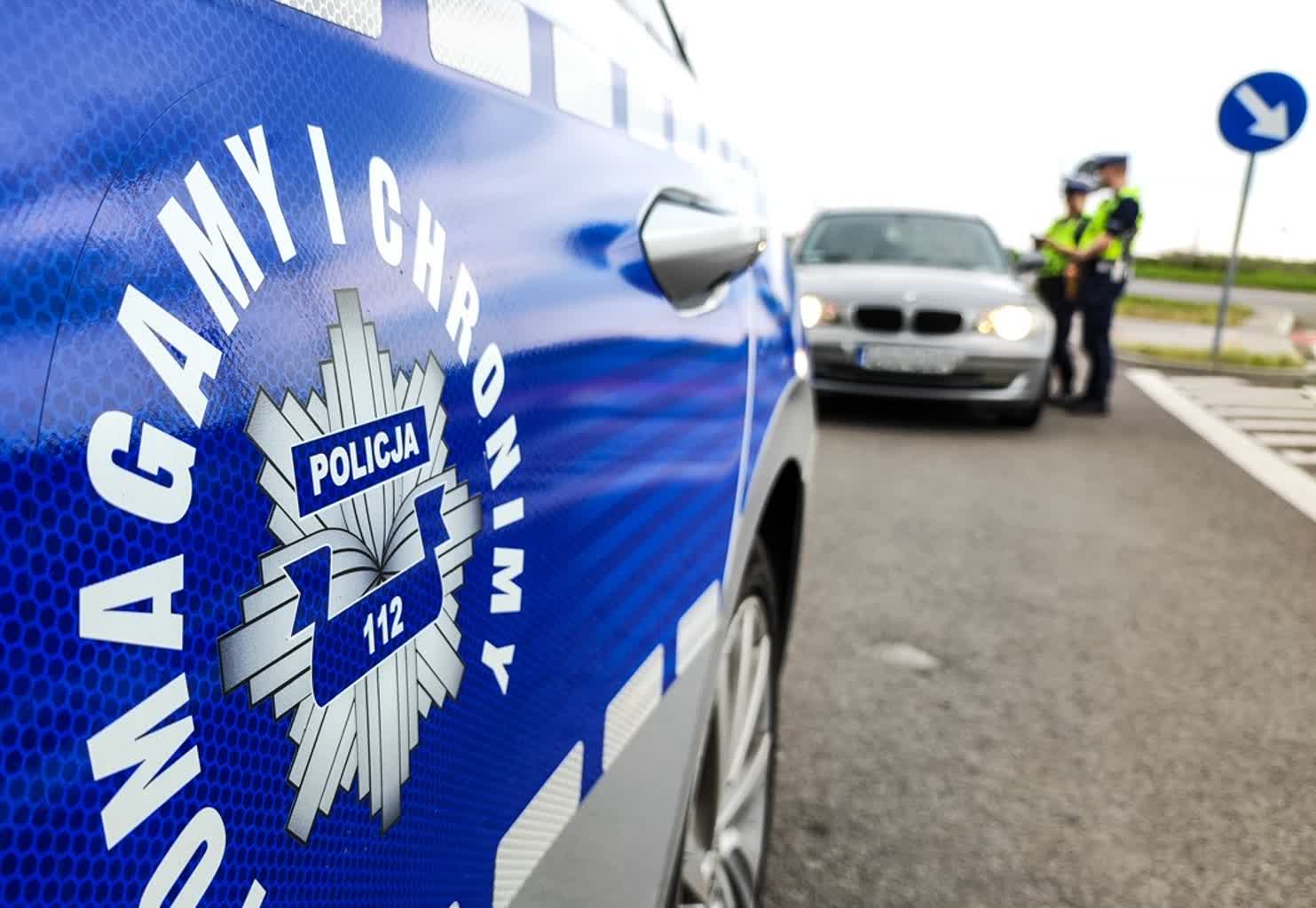 Kamper wjechał pod pociąg, jedna osoba zginęła