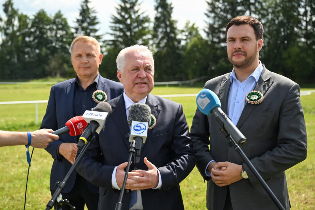 Od lewej: szef KOWR Henryk Smolarz i wiceministrowie rolnictwa Jacek Czerniak i Adam Nowak (PAP/Wojtek Jargiło)