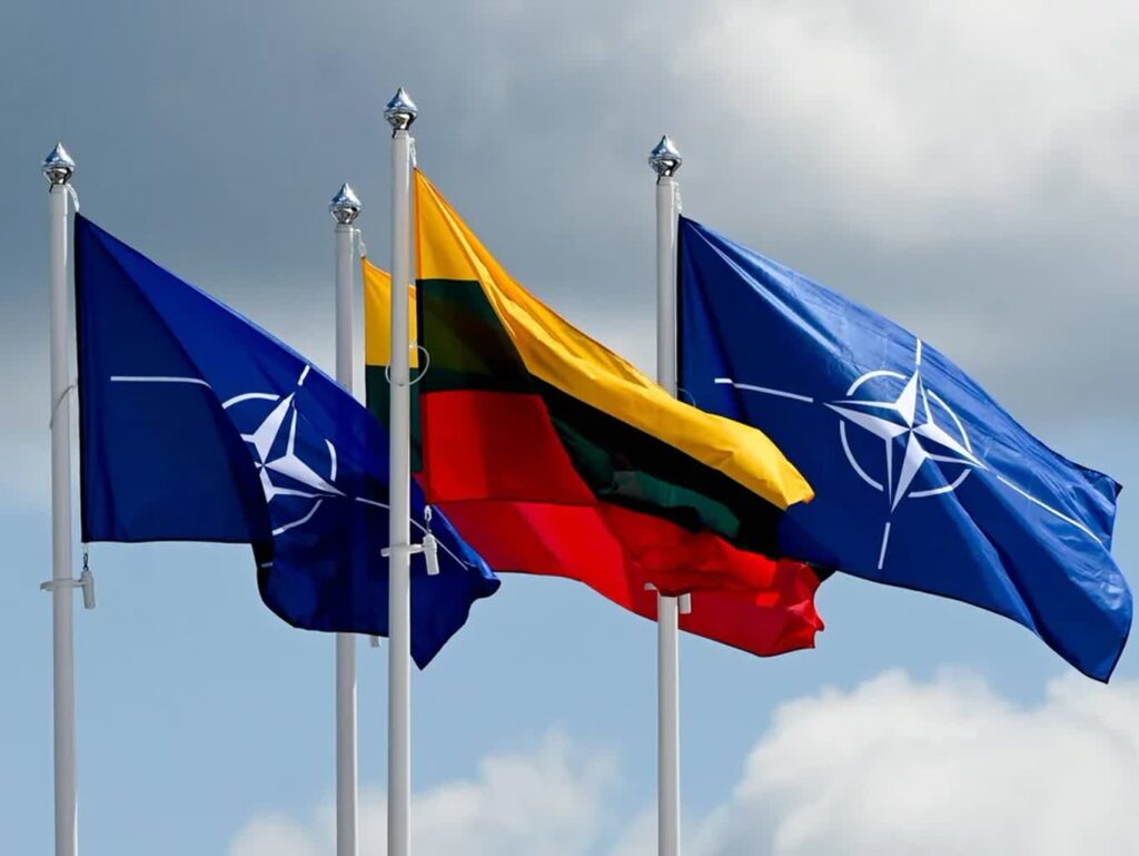 Flagi NATO i Litwy, zdjęcie ilustracyjne Źródło: PAP/EPA / FILIP SINGER