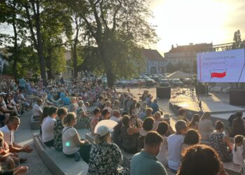 Koncert pieśni patriotycznych na placu przed filharmonią [ZDJĘCIA] Radio Zachód - Lubuskie