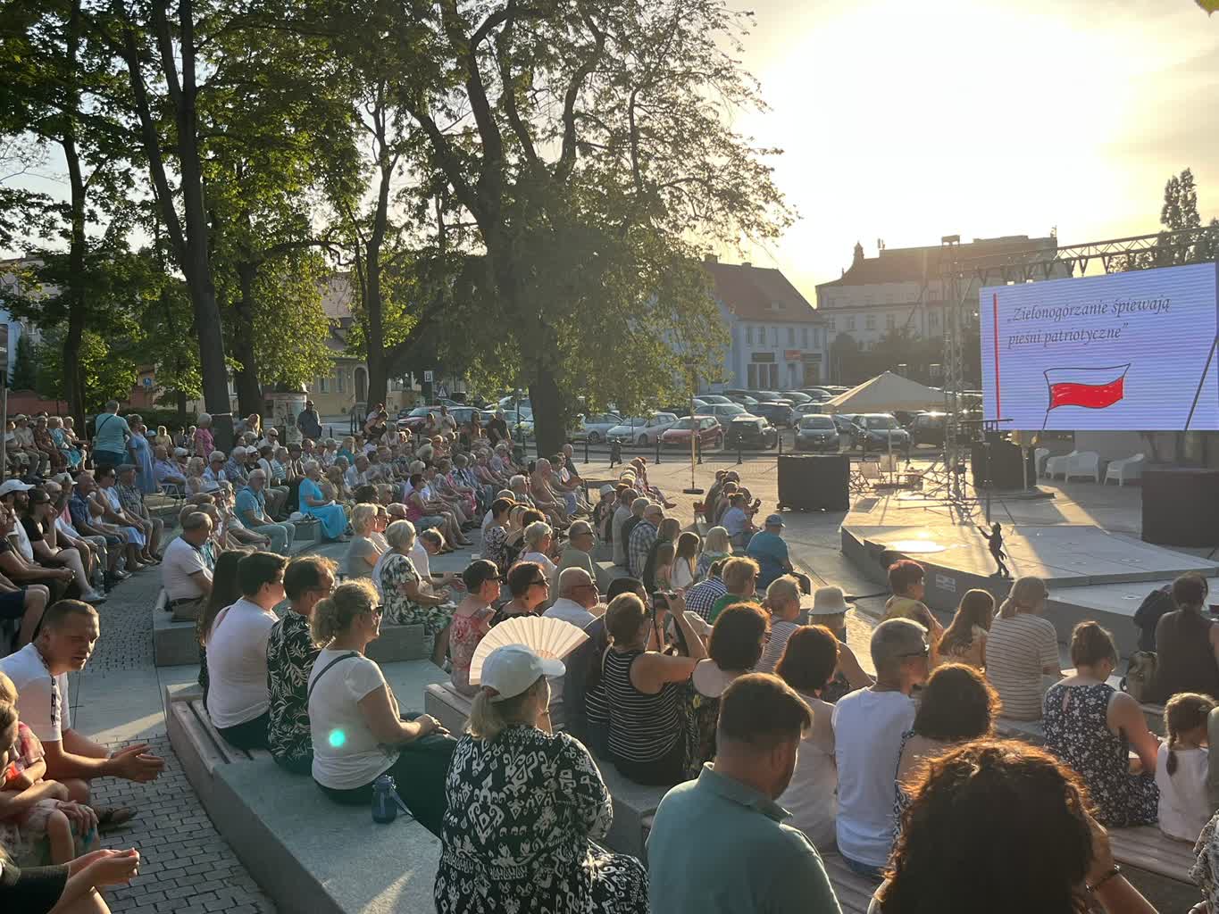 Koncert pieśni patriotycznych na placu przed filharmonią [ZDJĘCIA] Radio Zachód - Lubuskie