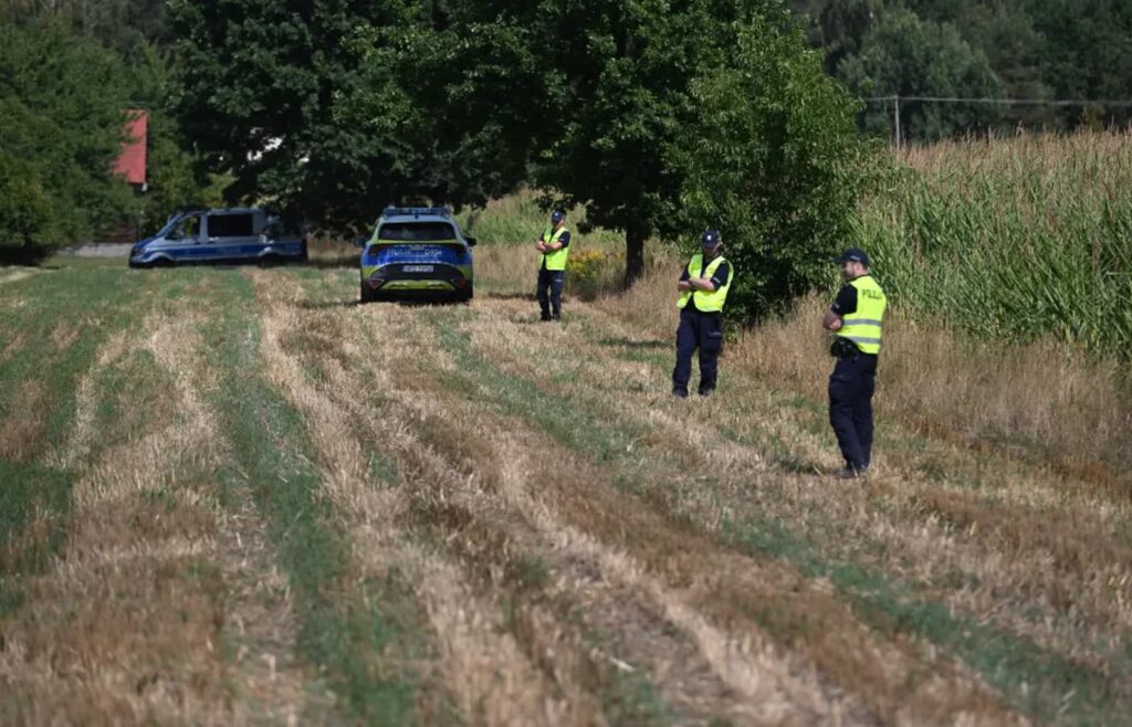 Niezidentyfikowany obiekt w Osinach. Fot. PAP/Wojtek Jargiło