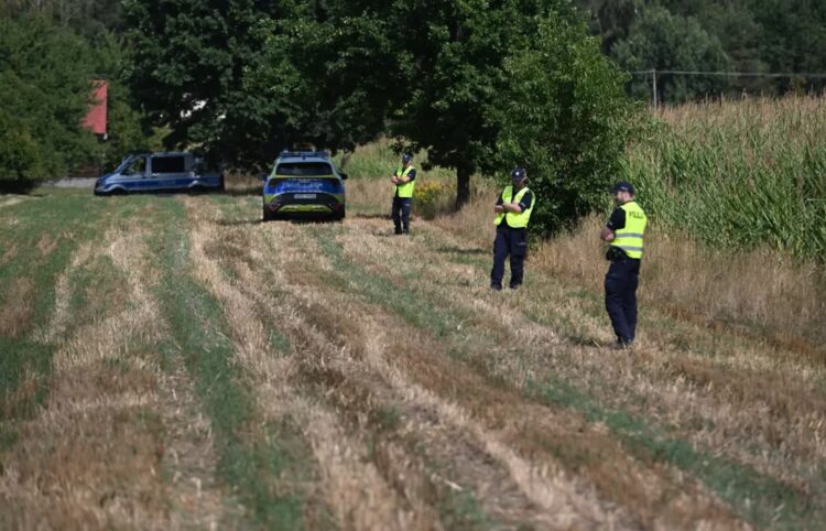 Niezidentyfikowany obiekt w Osinach. Fot. PAP/Wojtek Jargiło